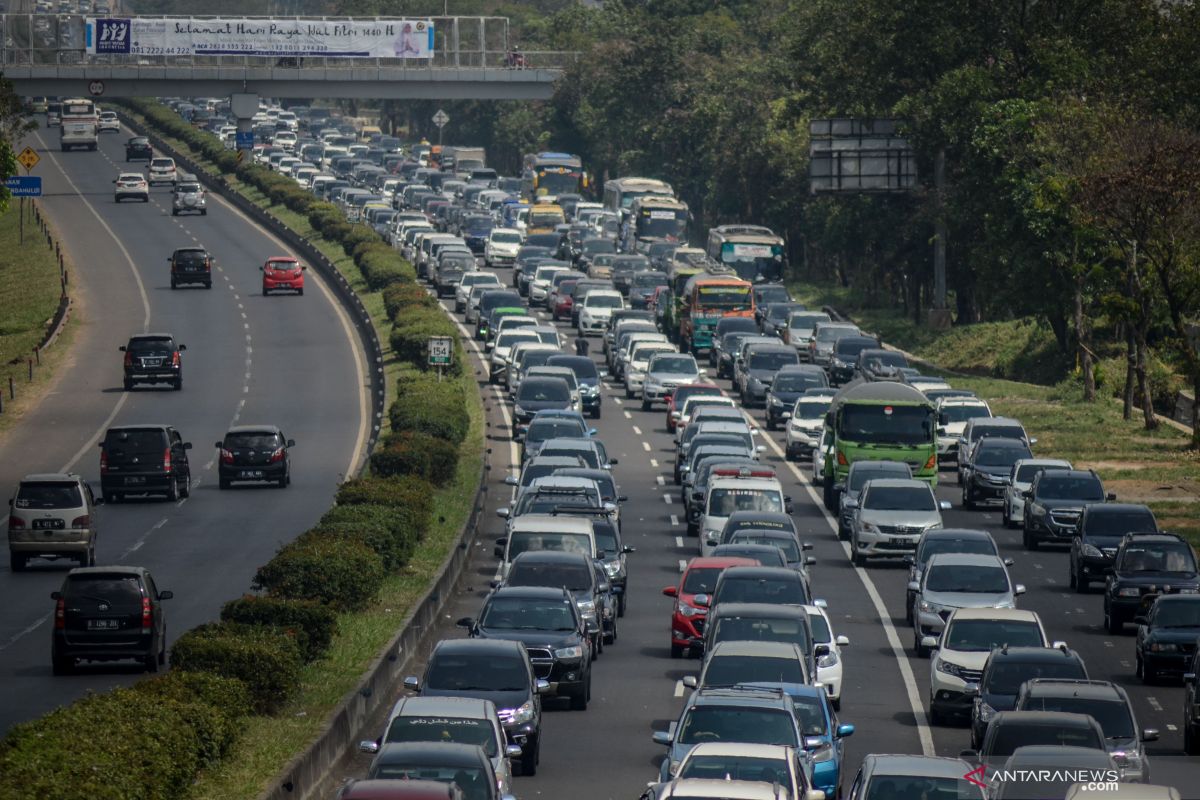 Lalu lintas arah Cileunyi menuju Nagreg macet