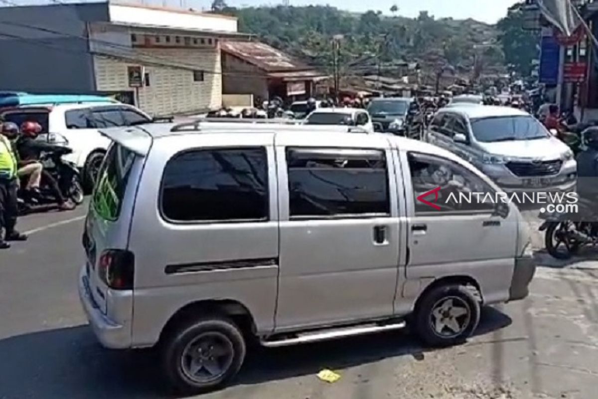 Jalur Sukabumi - Bogor dipadati kendaraan wisatawan