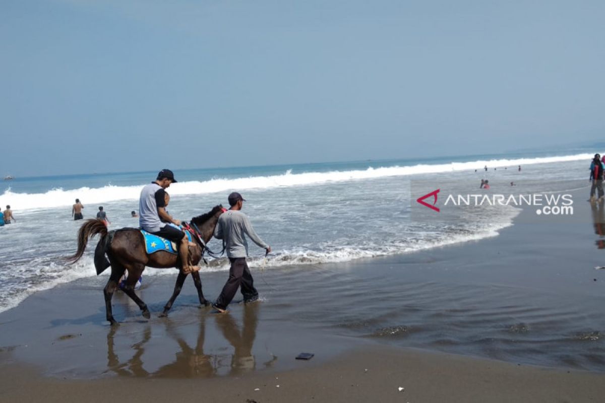 FKSD Sukabumi mengerahkan puluhan personel amankan wisatawan