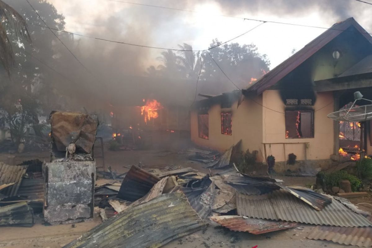 Ketersinggungan saat konvoi takbir berujung pembakaran 87 rumah di Buton