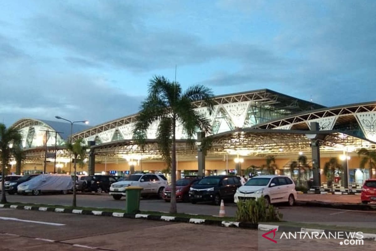 Penumpang angkutan udara di Supadio Pontianak turun 15 persen