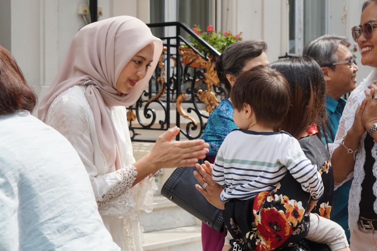 Warga Indonesia rayakan Idul Fitri di KBRI Paris