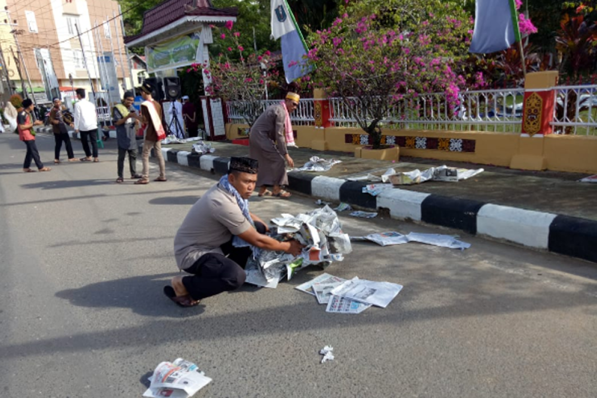 Usai shalat Idul Fitri, Kapolres Sanggau pungut sampah koran