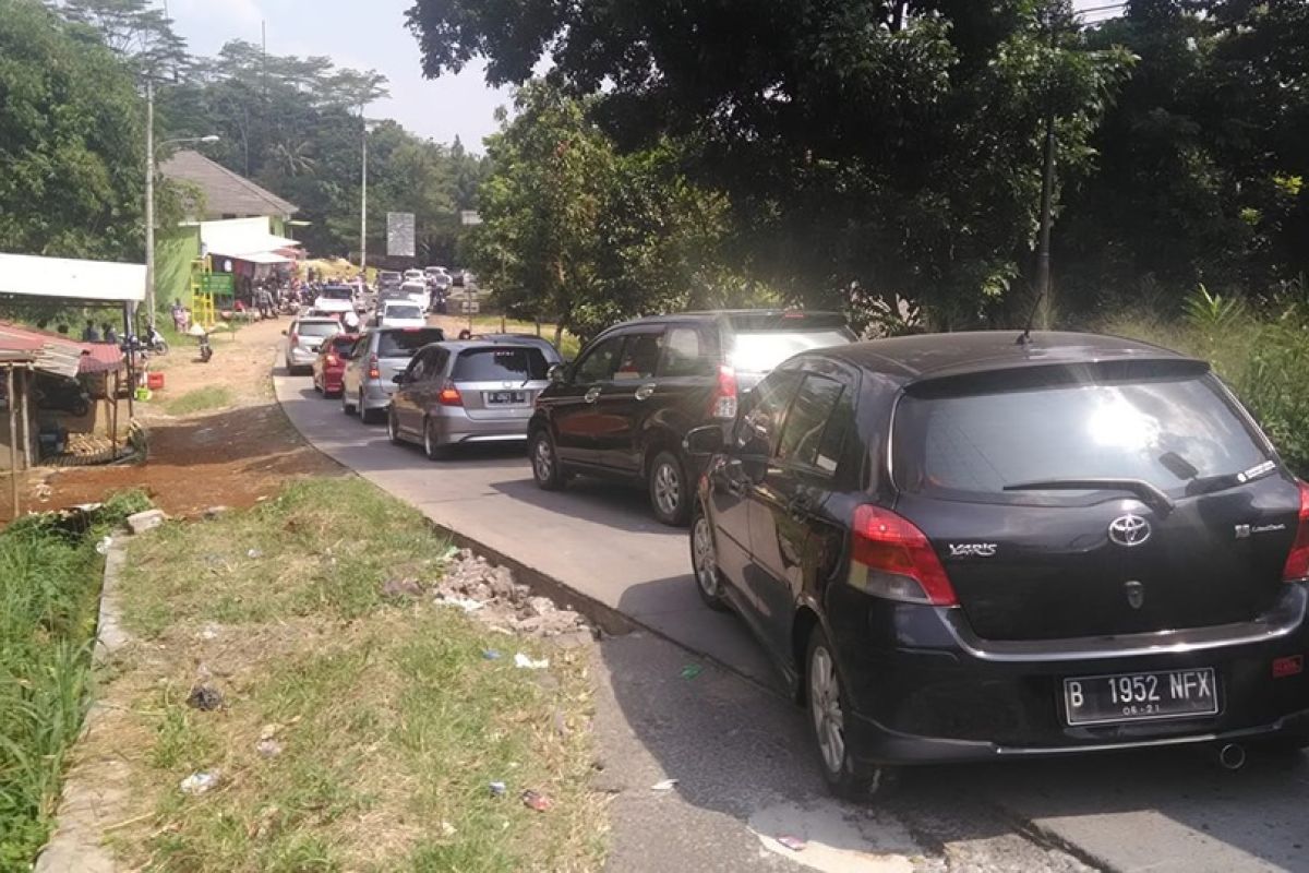 Jalur Pandeglang-Labuan padat kendaraan