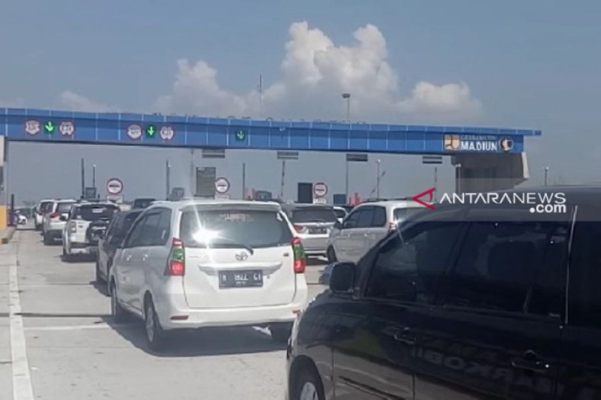 Terjadi antrean kendaraan 2,5 km di Gerbang Tol Madiun