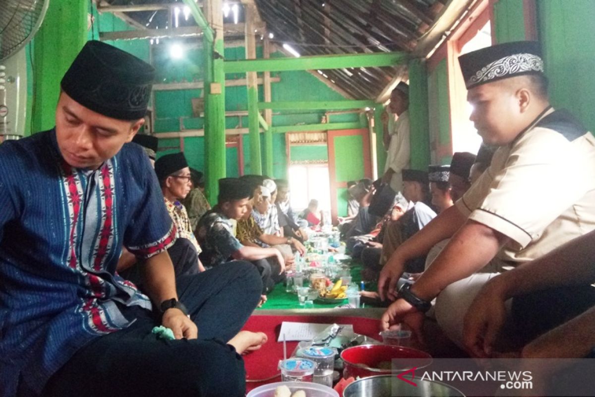 Ziarah rumah gadang tradisi Idul Fitri di Dharmasraya