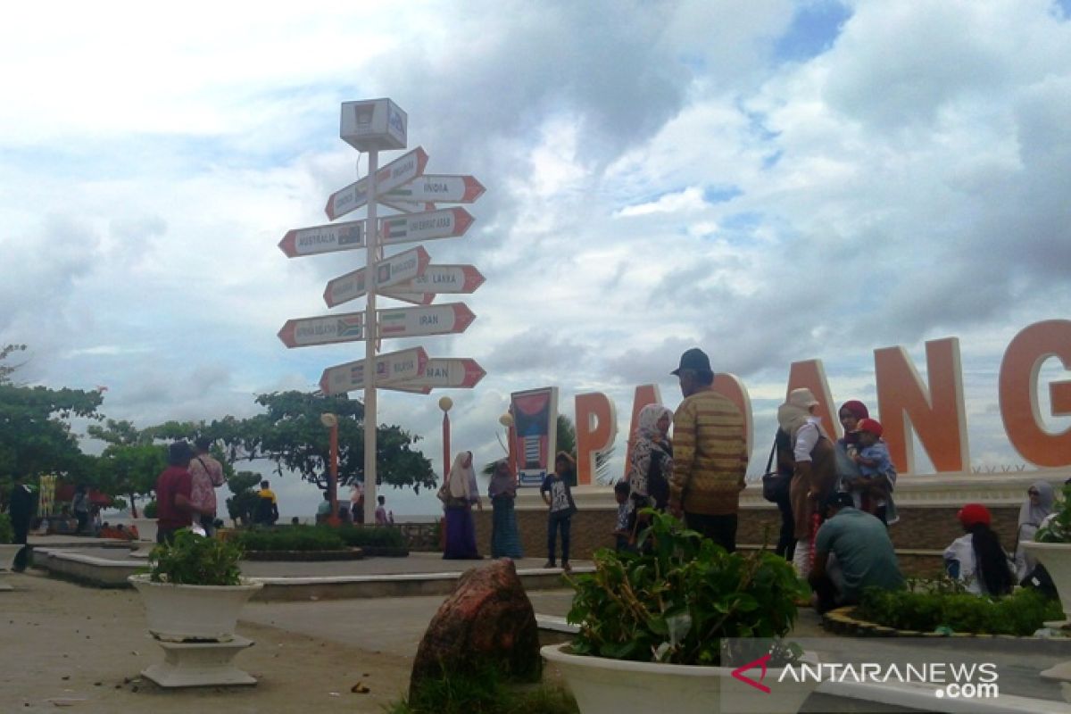 Pantai Padang mulai didatangi wisatawan luar daerah