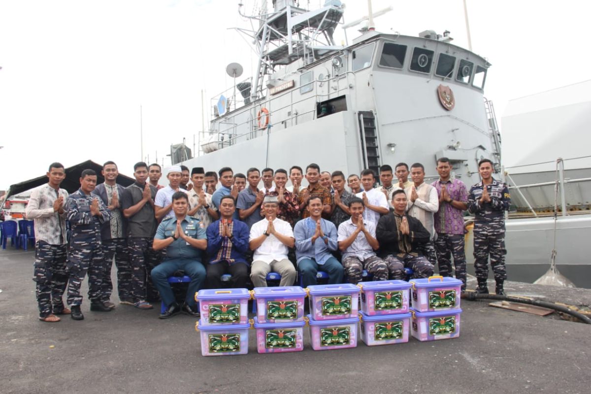 Danguspurla Armada II rayakan Idul Fitri dengan personel KRI Pandrong