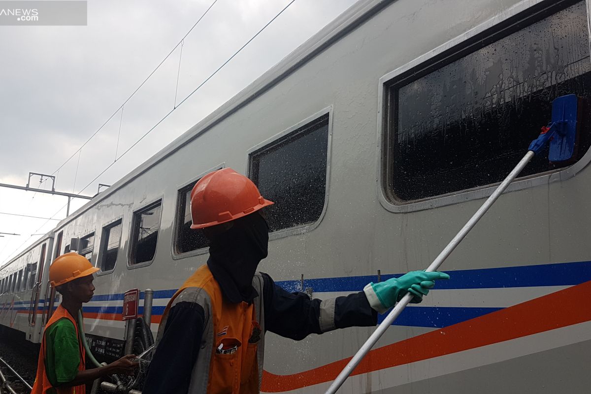 Para pencuci kereta tetap bekerja di saat Lebaran