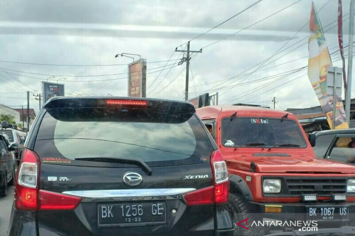 Kendaraan menumpuk di Simpang Dua Pematangsiantar