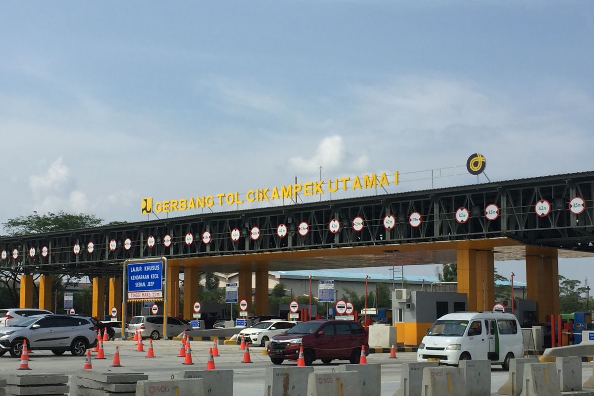 Korlantas Polri lakukan sistem buka tutup di rest area Tol Cikampek