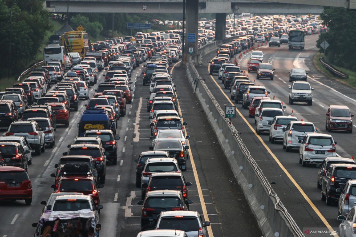 Tol Jakarta-Cikampek terapkan lawan arah mulai KM 65