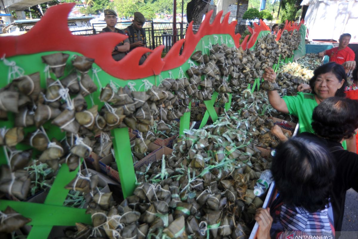 Padang raih rekor MURI penyajian bakcang ayam dan lamang baluo terbanyak