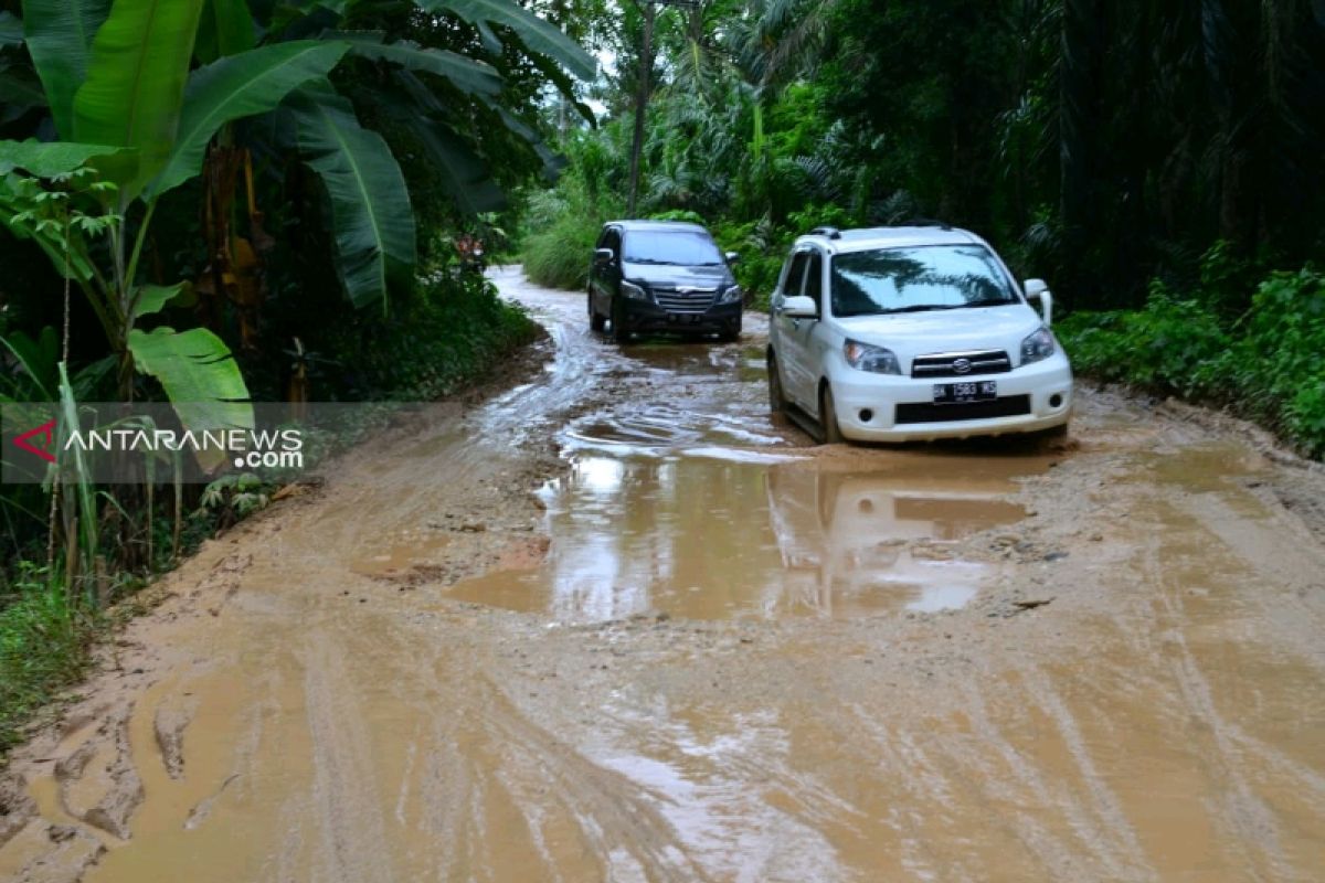 Masyarakat keluhkan infrastruktur kepada Bupati Paluta