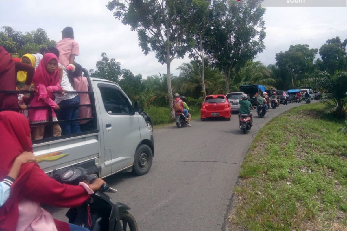 Pantai Sasak Pasaman Barat dipadati pengunjung