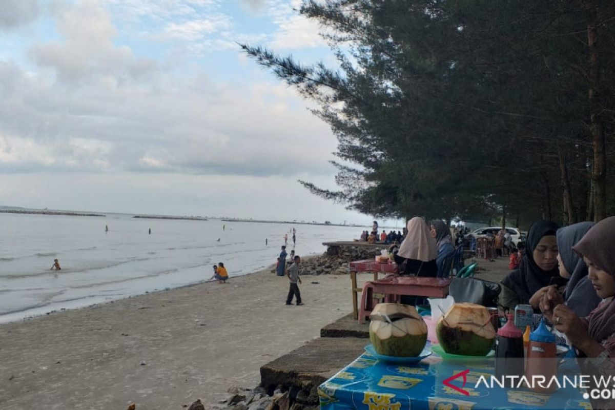 Wisatawan mulai padati objek wisata Pantai Pasir Pangkalpinang