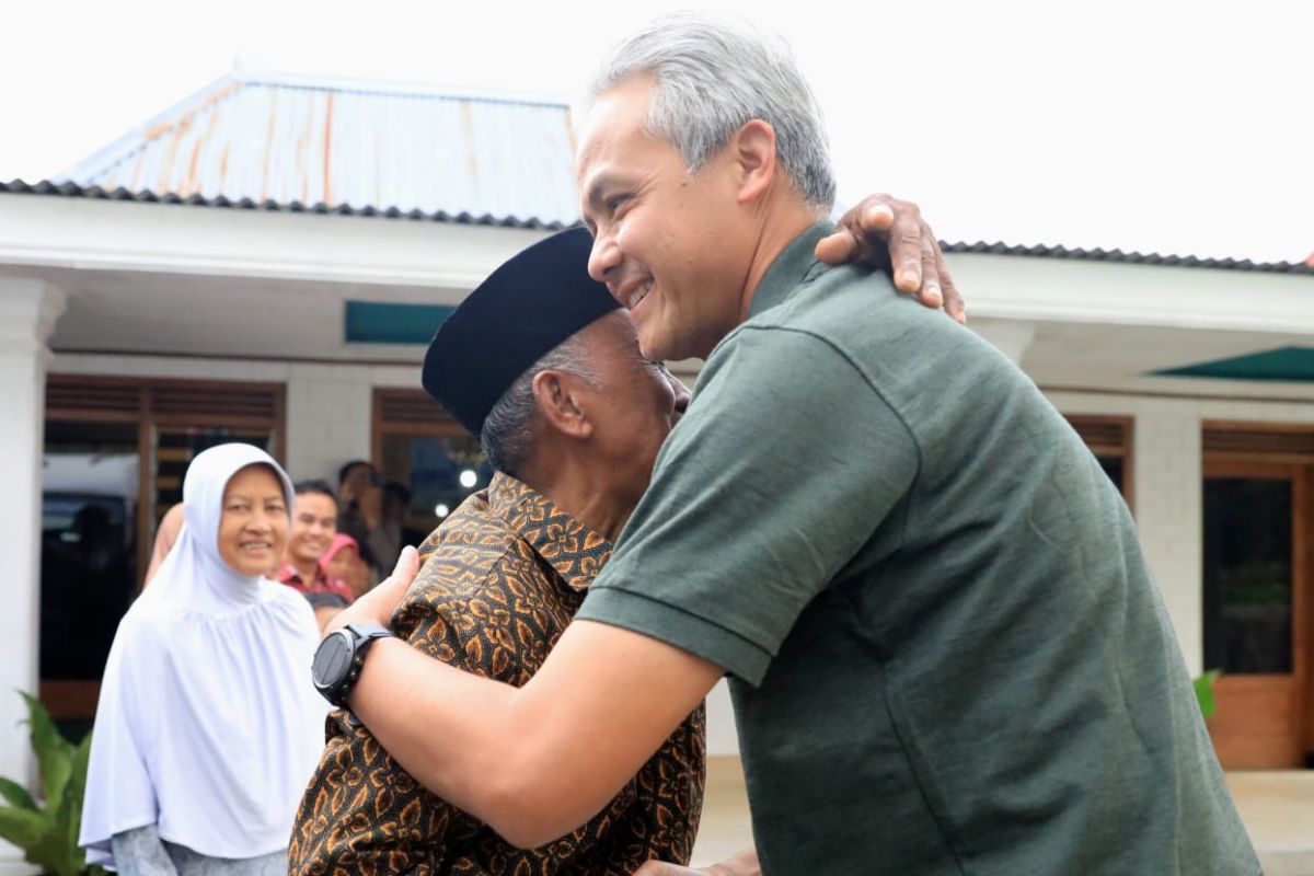 Gubernur Jateng kunjungi kediaman guru sekolah dasarnya