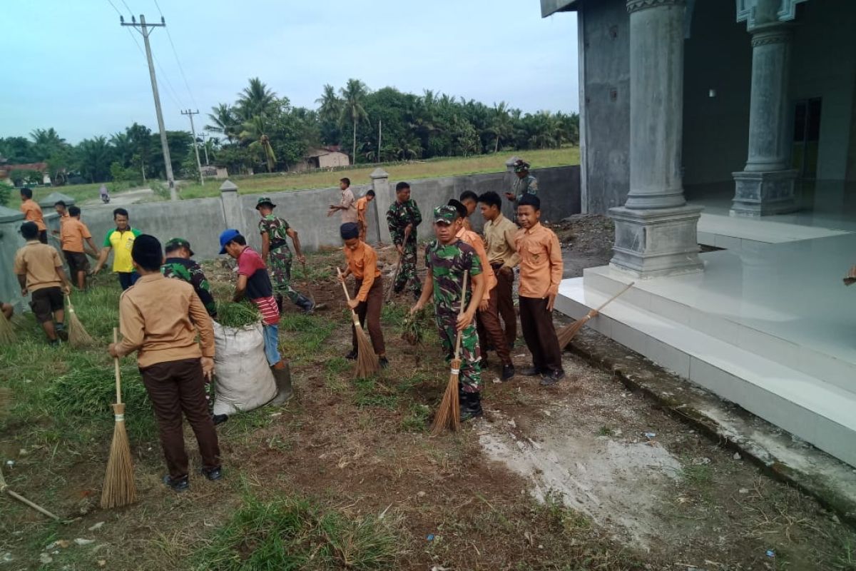 Jumat bersih Babinsa gotong royong bersihkan masjid