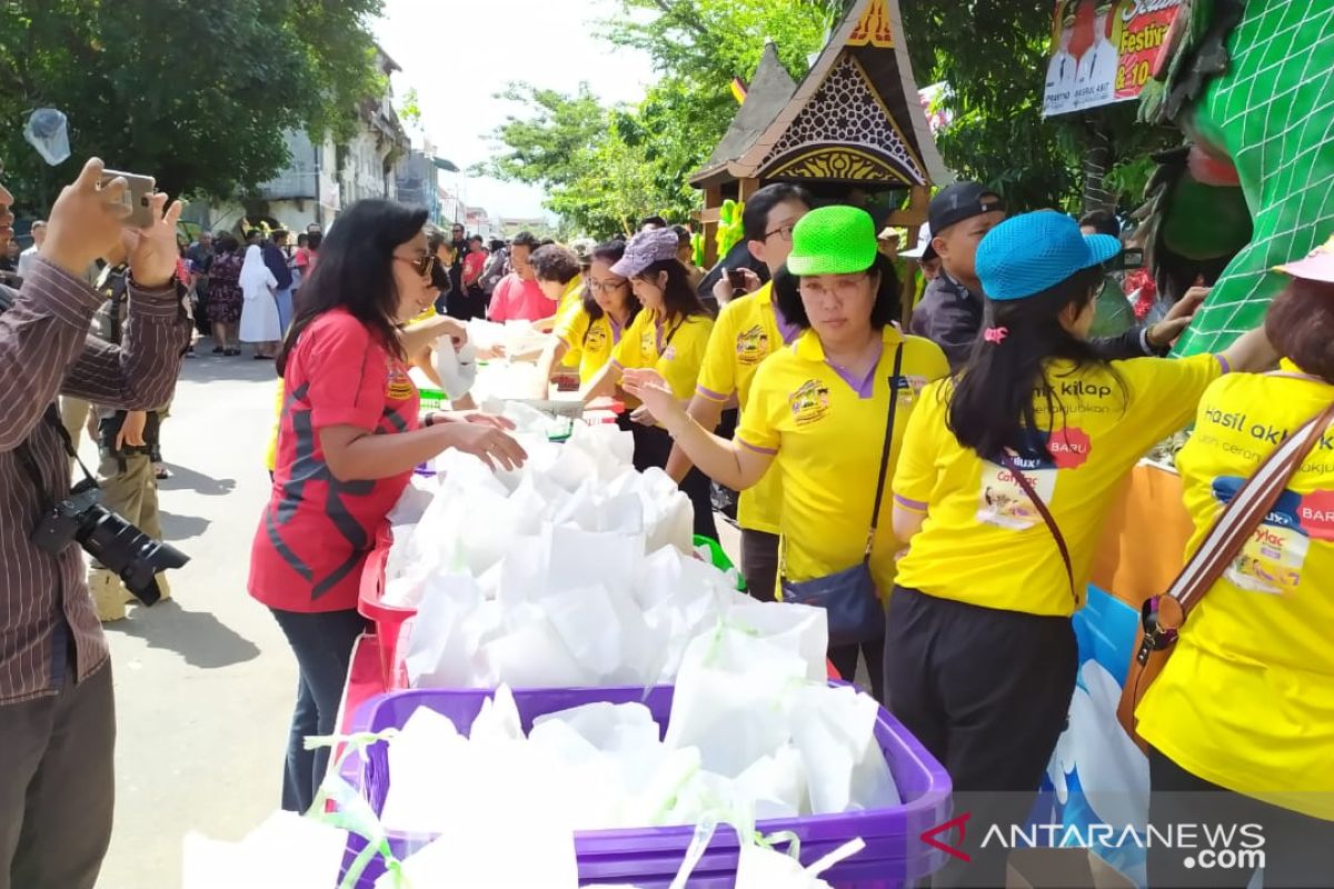 Masyarakat dan Wisatawan Nikmati 10 ribu Bakcang ayam dan Lamang baluo