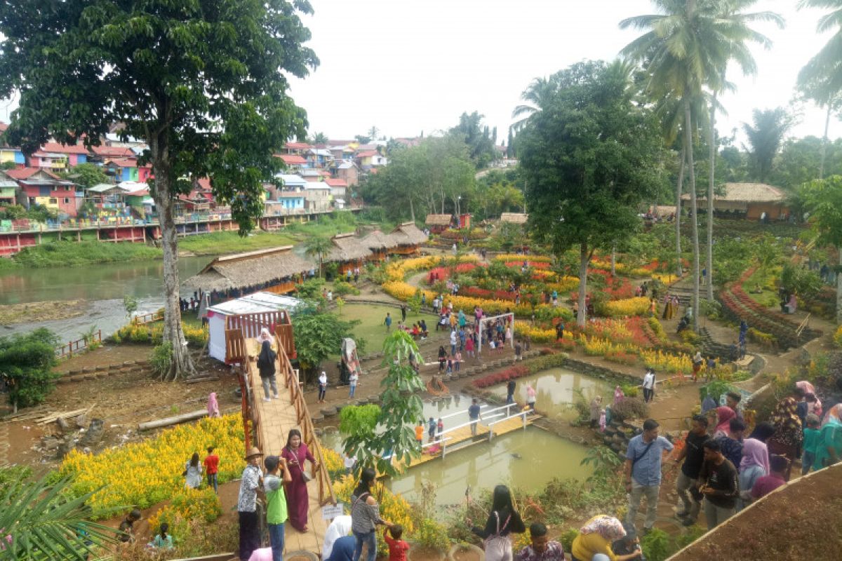 Objek wisata Tepian Sungai Kelingi Lubuklinggau dipadati warga