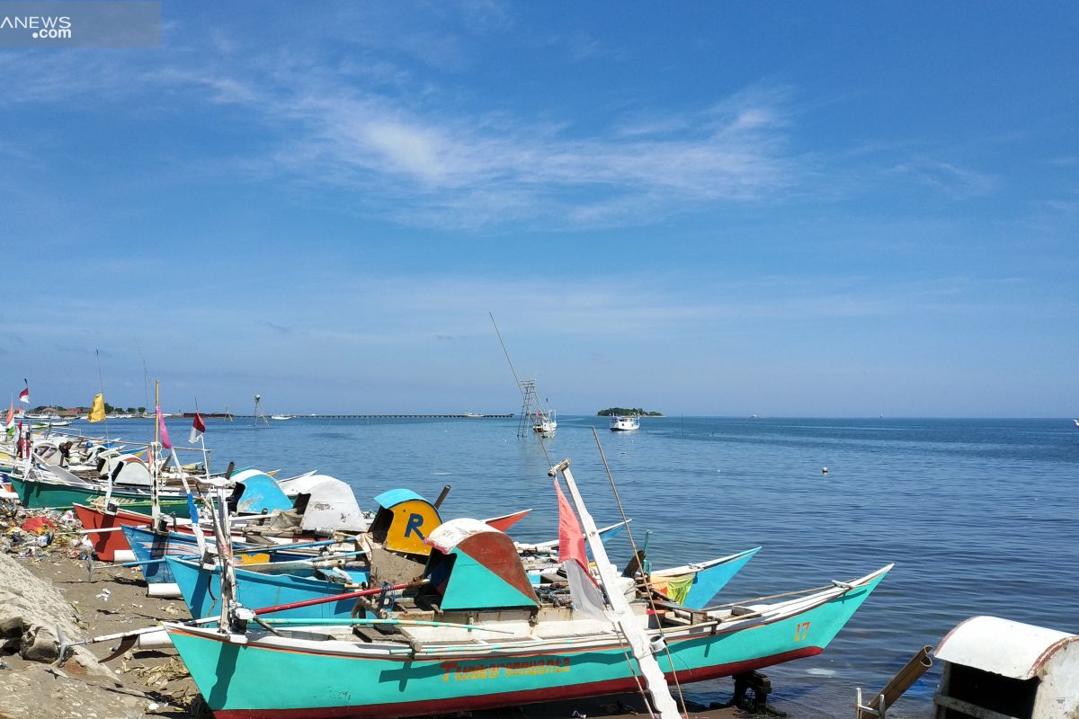 Nelayan di Takalar menikmati libur Lebaran dengan bermain karambol