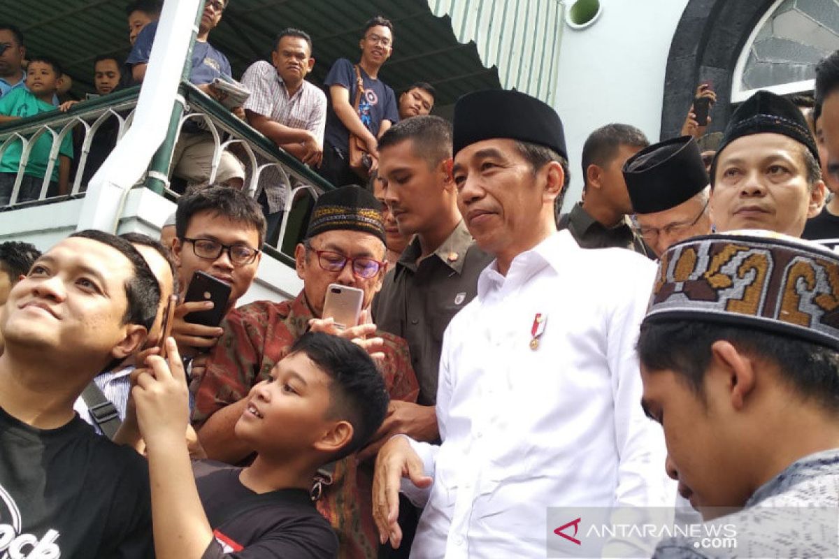 Presiden Jokowi Shalat Jumat di masjid peninggalan Bung Karno di Yogyakarta