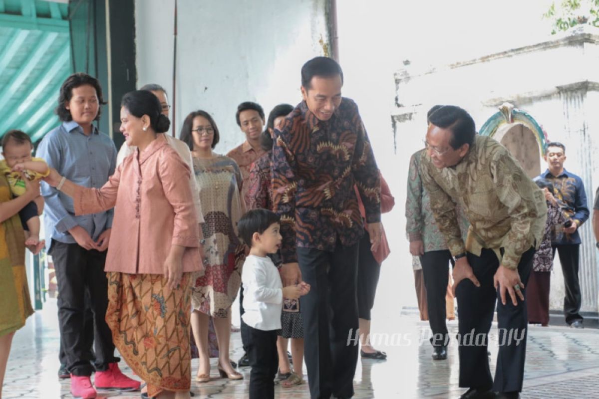 Presiden Joko Widodo bersama istri dan cucu silaturahmi ke Sultan HB X