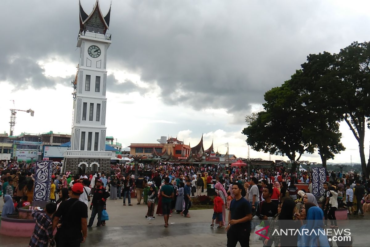 Wisatawan isi waktu libur di taman-taman Bukittinggi