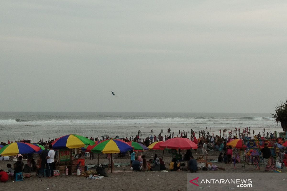 Puluhan ribu wisatawan memadati Pantai Parangtritis saat liburan Lebaran