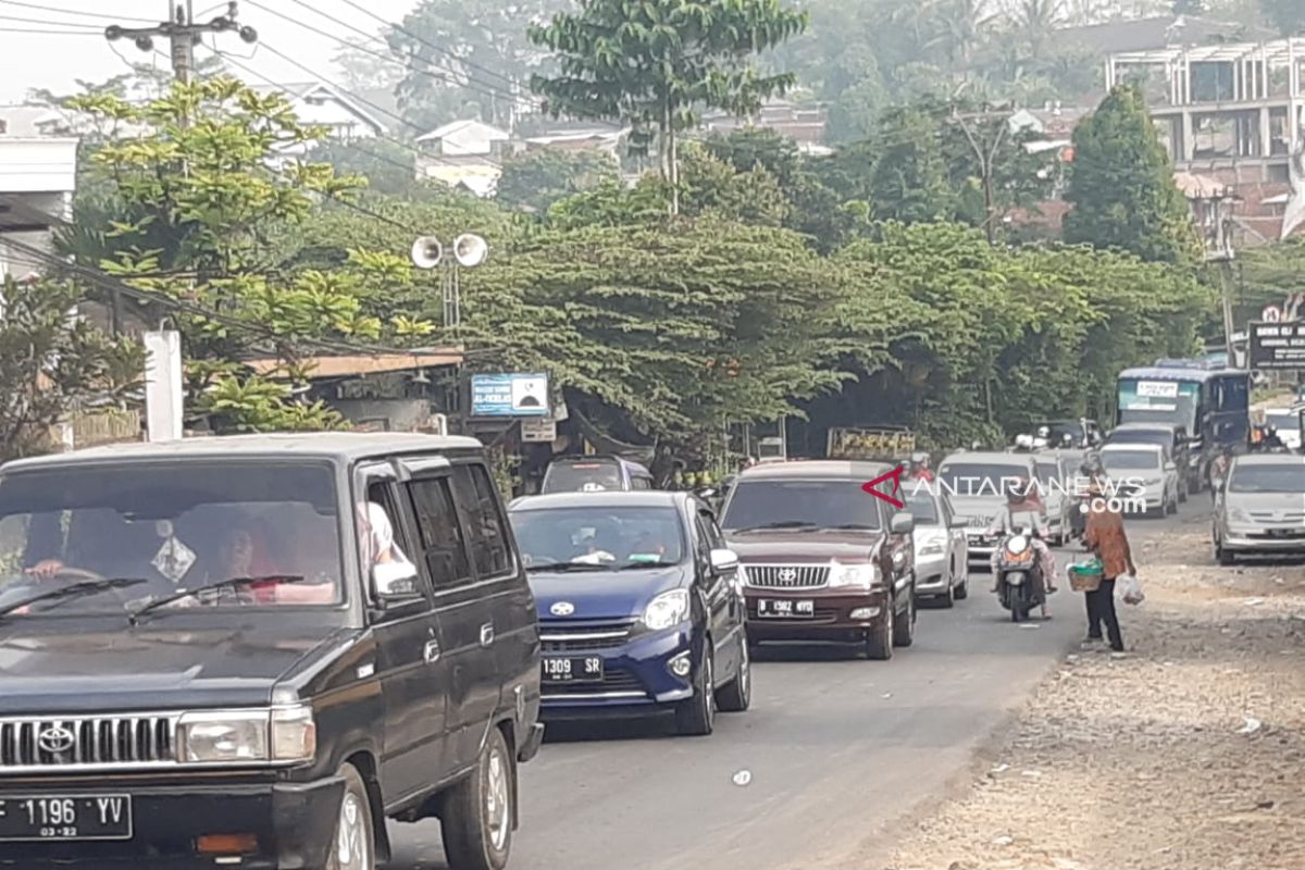 H+2 kendaraan wisatawan di jalur penghubung Sukabumi-Bogor padat