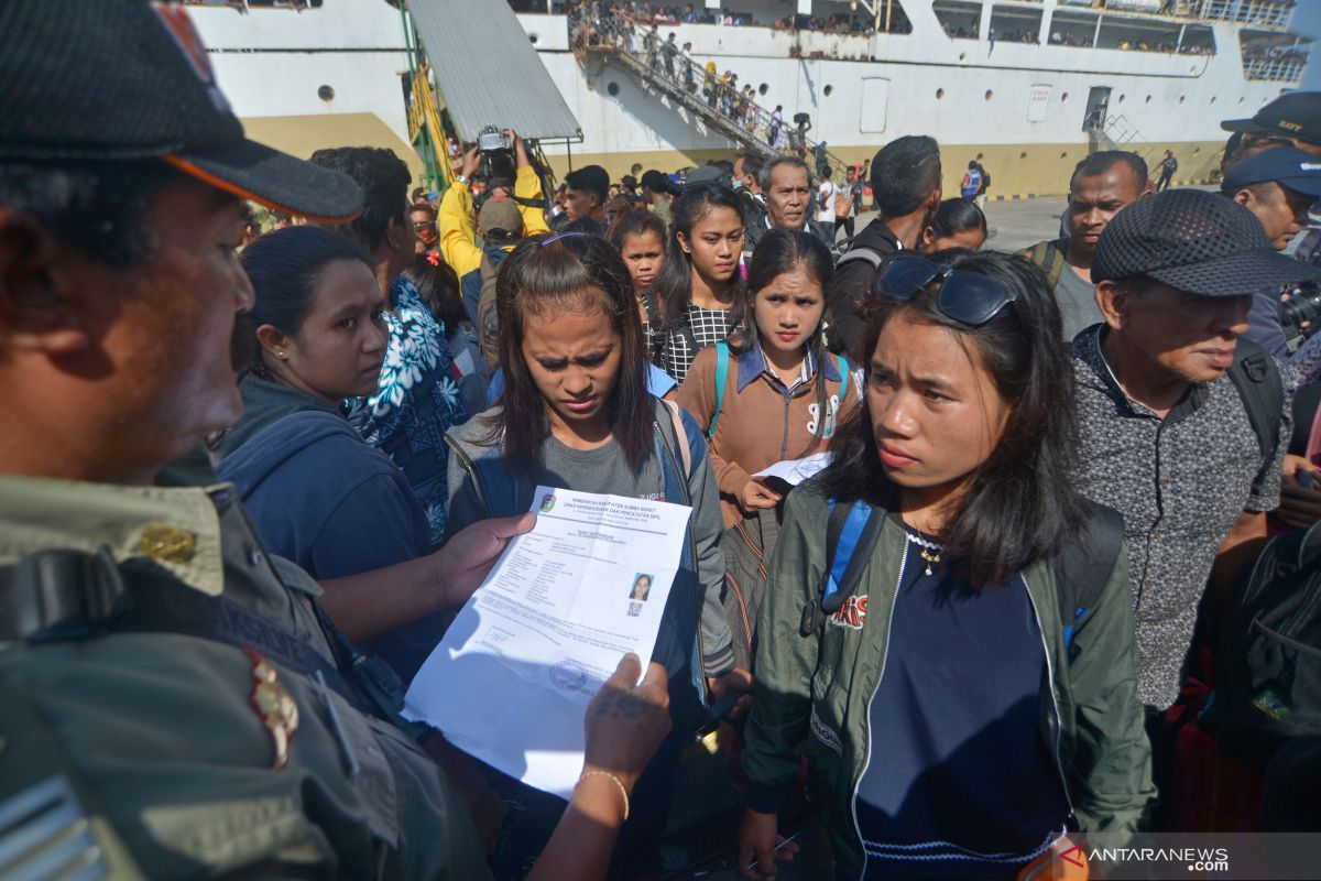 Petugas periksa 800 pemudik pendatang di Pelabuhan Benoa