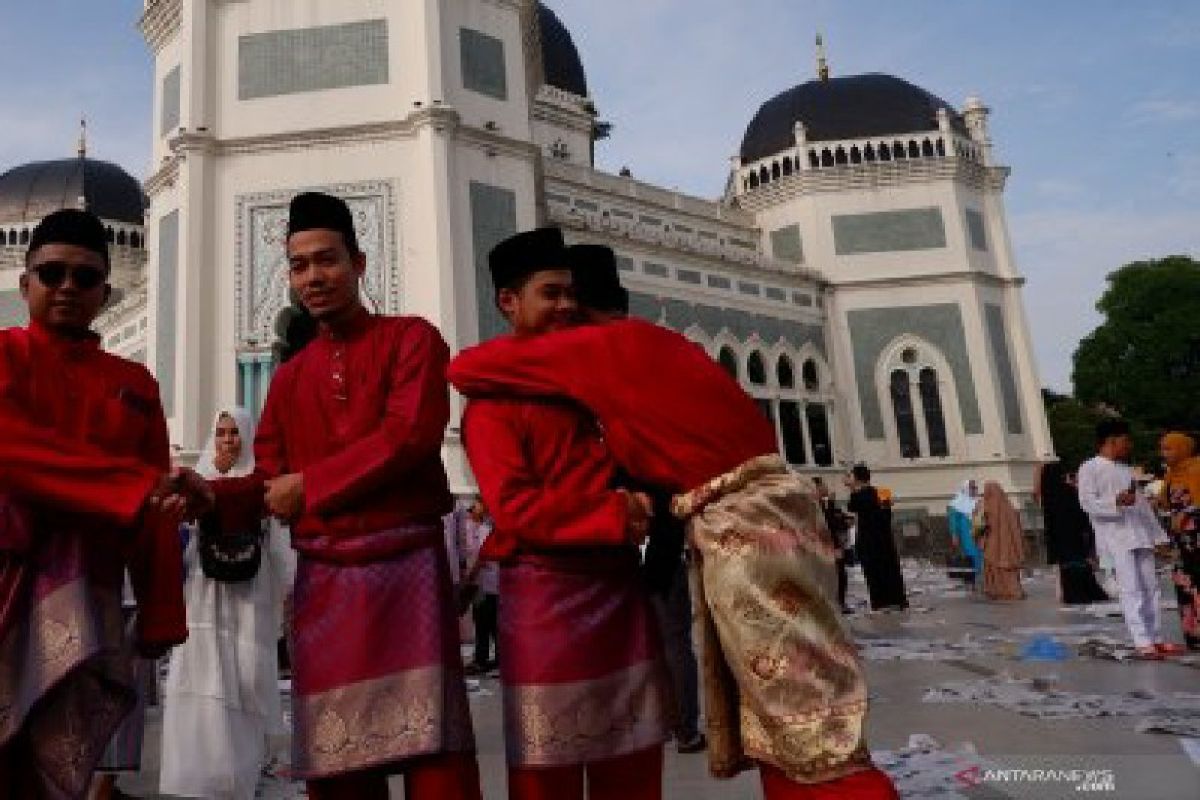 Tujuh mahasiswa asal Thailand gembira berlebaran di kota Medan (video)