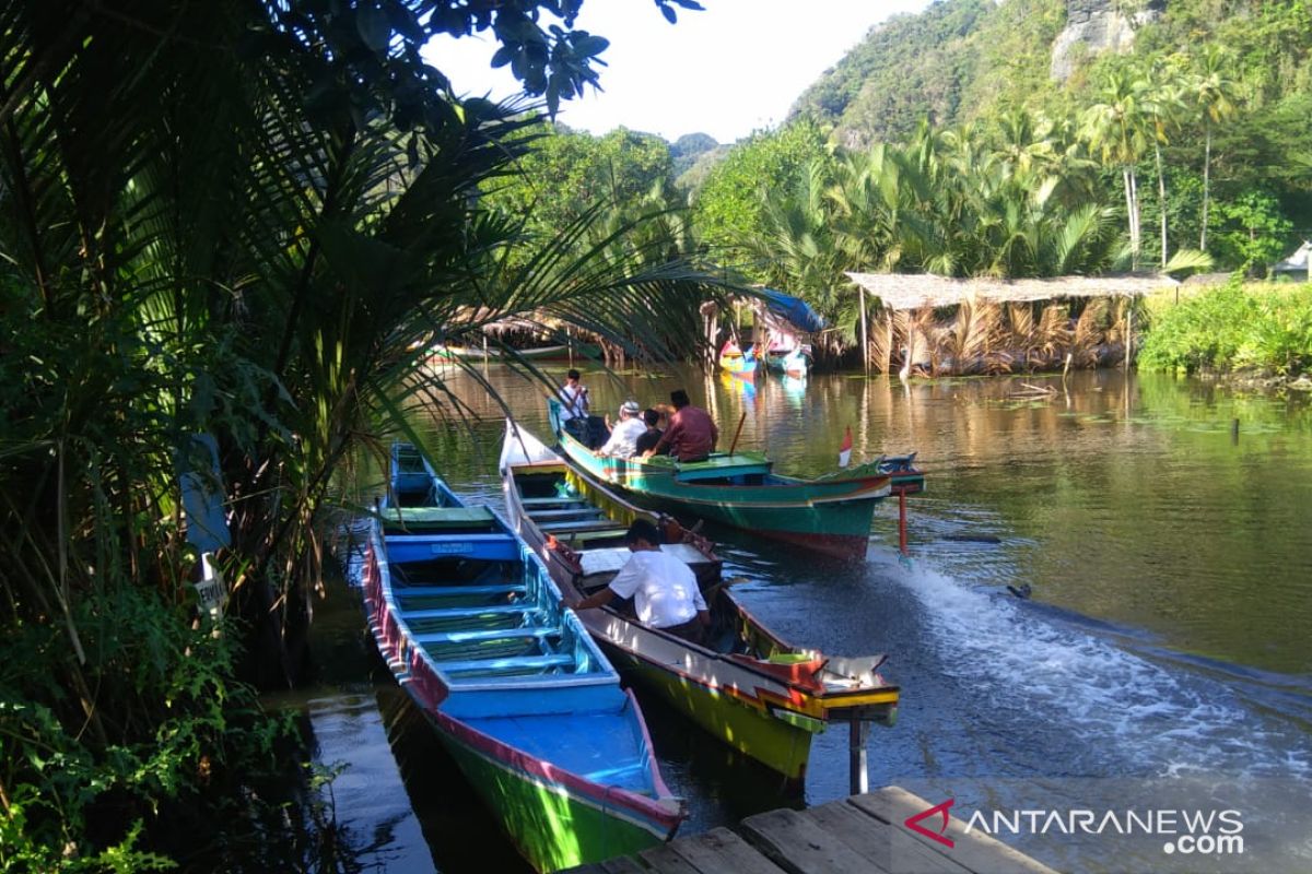 Kawasan pegunungan kapur Rammang-Rammang ramai pengunjung