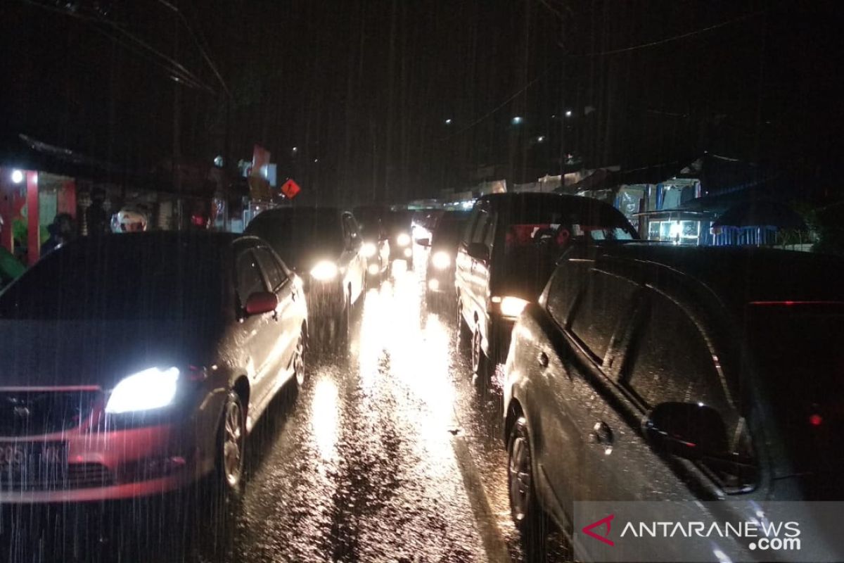 Jalur Puncak Bogor padat seharian