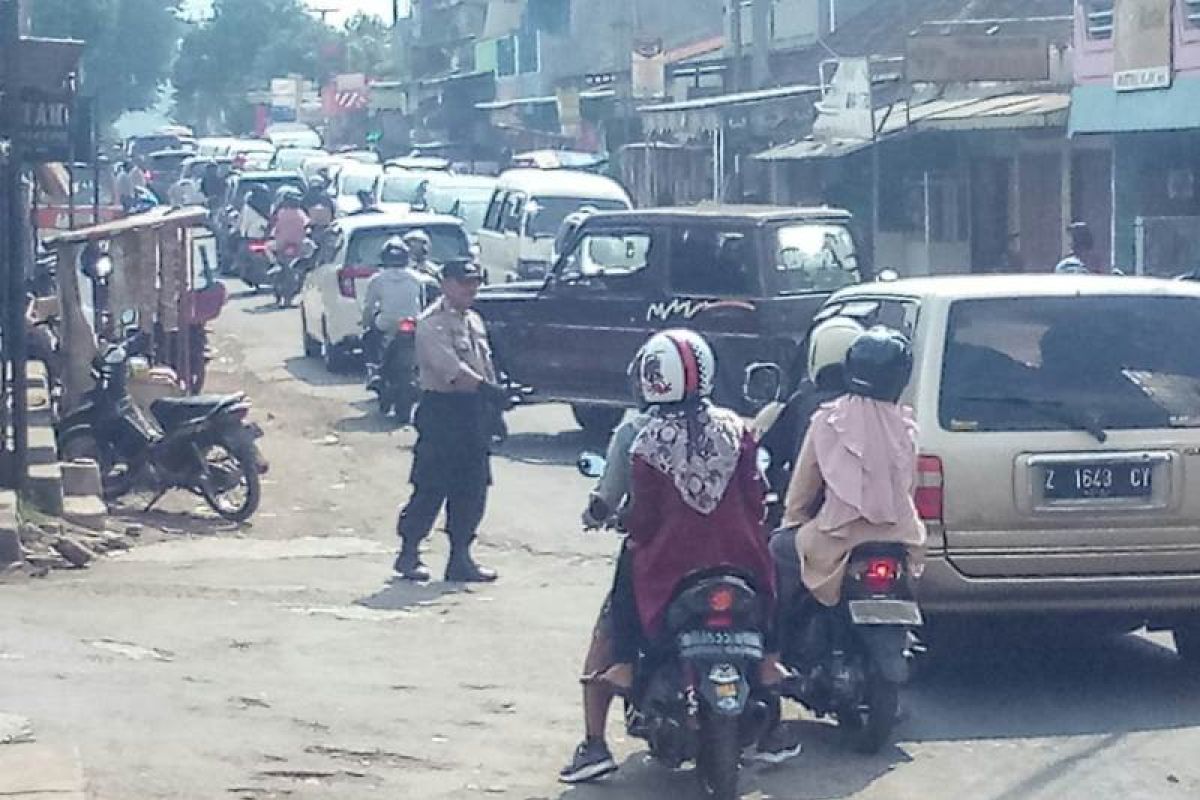 Polisi alihkan kendaraan ke Wado untuk mengurai kemacetan di Garut