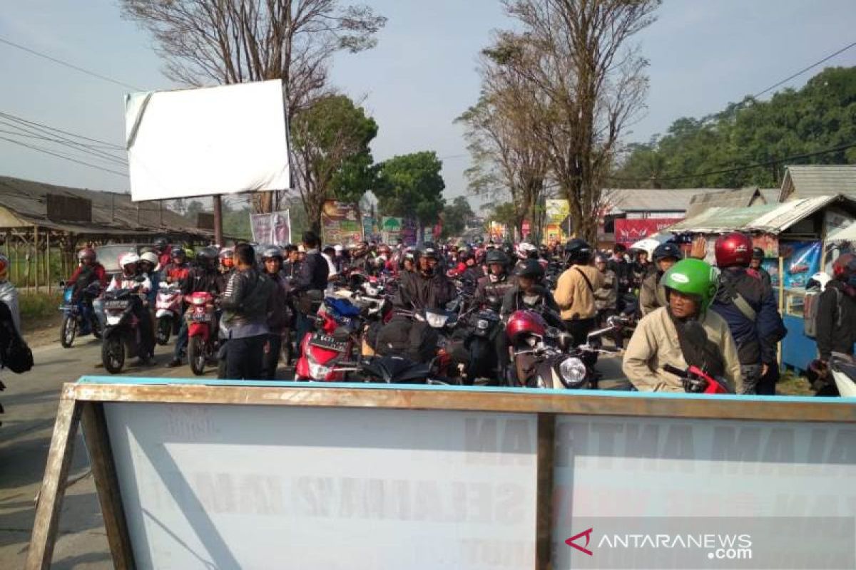 Petugas berlakukan satu arah mengurai kemacetan di Garut