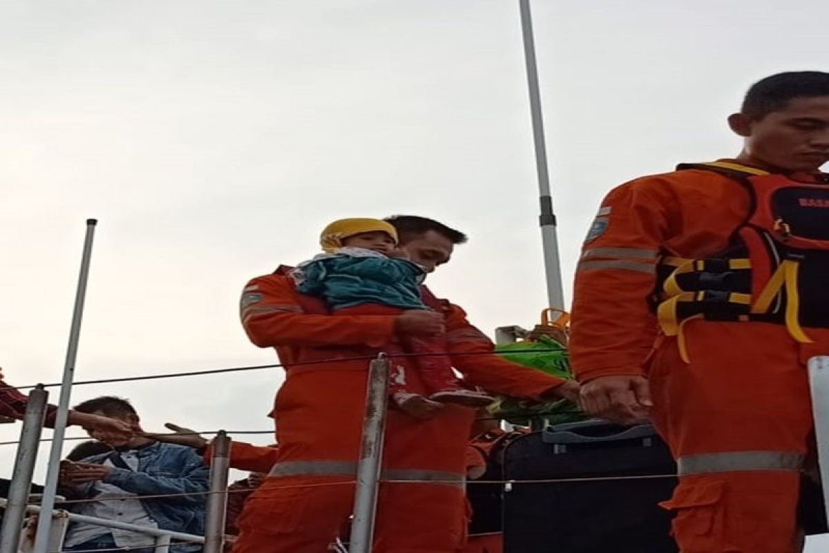 Seluruh penumpang KMP Mutiara Persada II sudah dievakusi