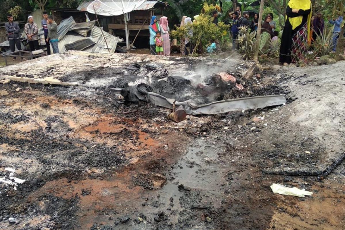 Remaja tewas dalam kebakaran rumah ditinggal mudik di Bener Meriah