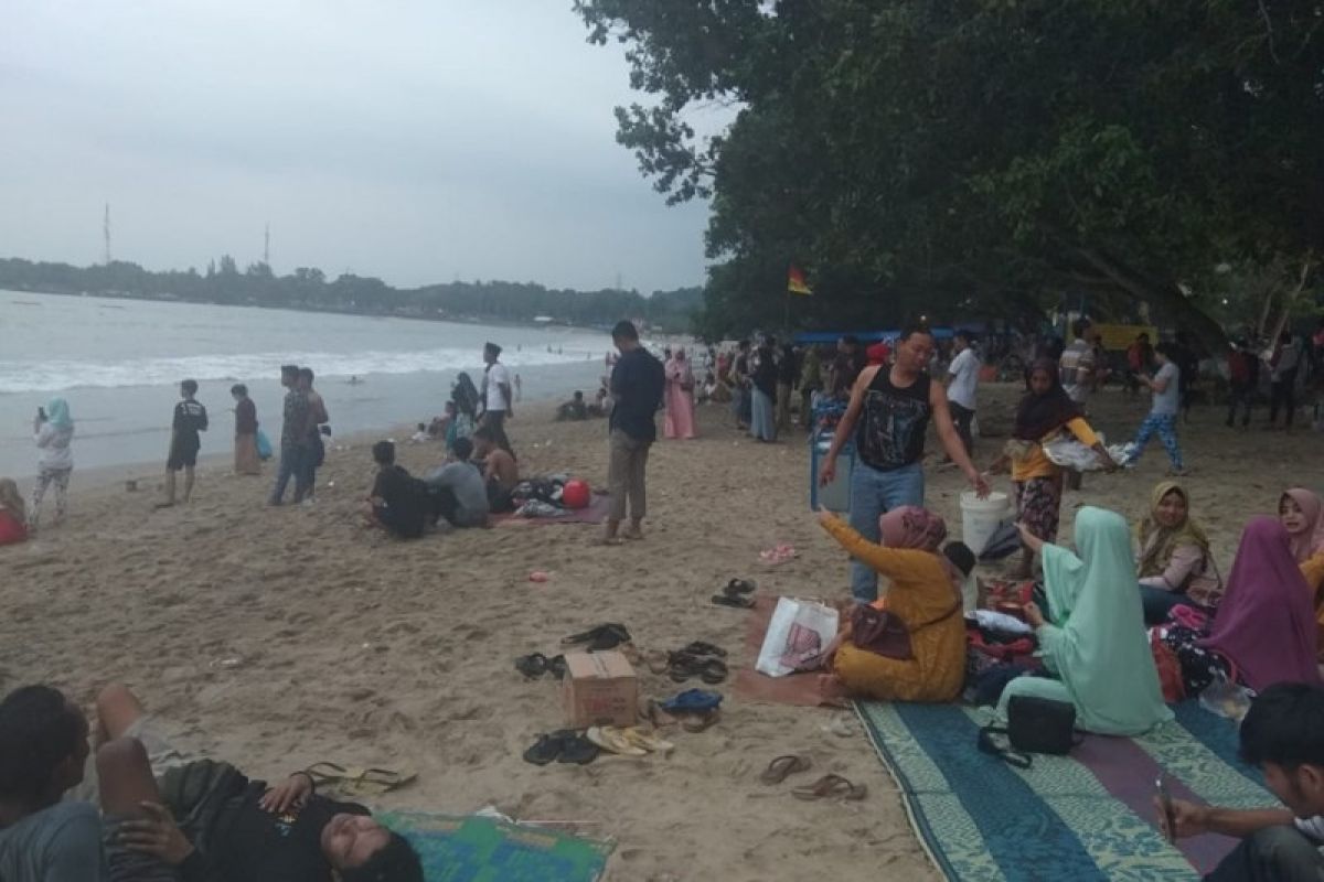 Petugas: Wisatawan jangan buang sampah sembarangan di Pantai Carita