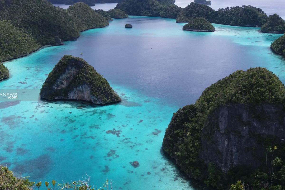 Wayag Raja Ampat destinasi tracking paling digemari pencinta alam