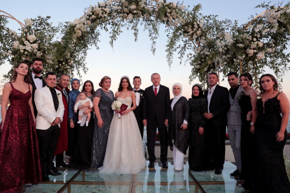 Pernikahan Ozil di Istanbul dihadiri Presiden Erdogan picu kontroversi