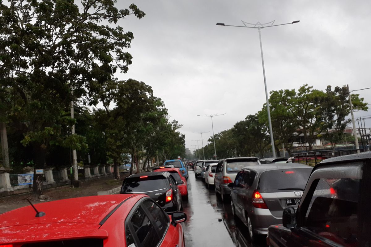 Sejumlah ruas jalan di Padang macet