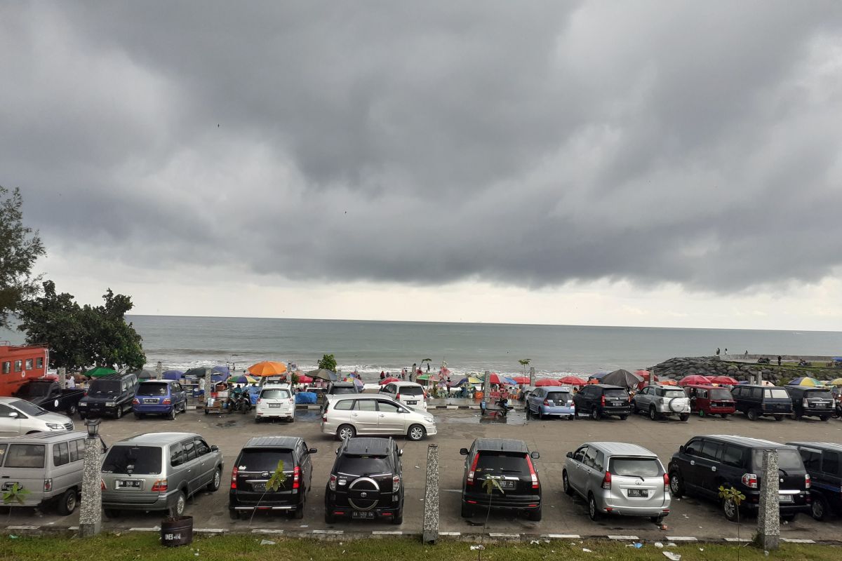 Meski hujan, Pantai Padang masih ramai dikunjungi