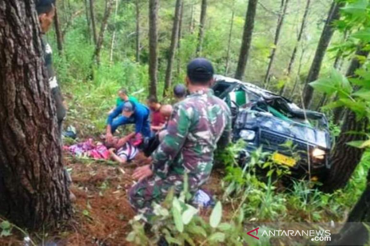 Mobil masuk ke jurang, satu prajurit TNI gugur , enam luka-luka