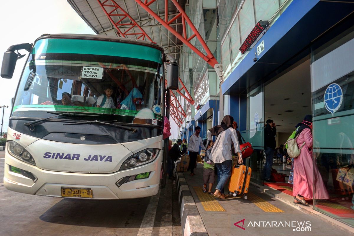 Kedatangan pemudik di Terminal Pulo Gebang melonjak hingga 400 persen