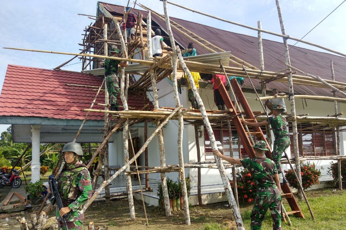 Yonif 725/WRG rehab atap gereja GKI Efart di Kampung Workwana