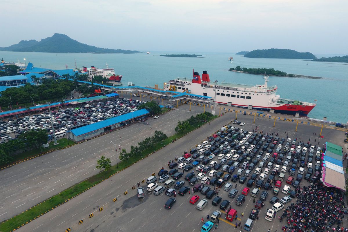 Arus balik bermotor padati dermaga penyebarangan Bakauheni