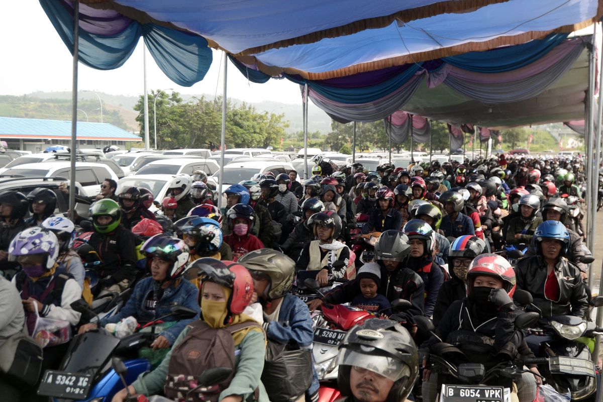 Ratusan sepeda motor menyeberang lewat Dermaga 3 Bakauheni