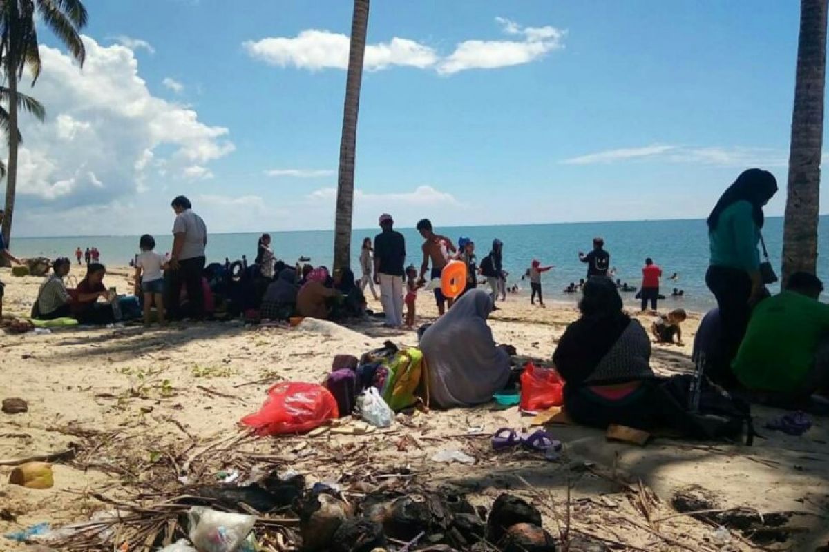 Pantai Tanah Kuning favorit warga isi libur Lebaran