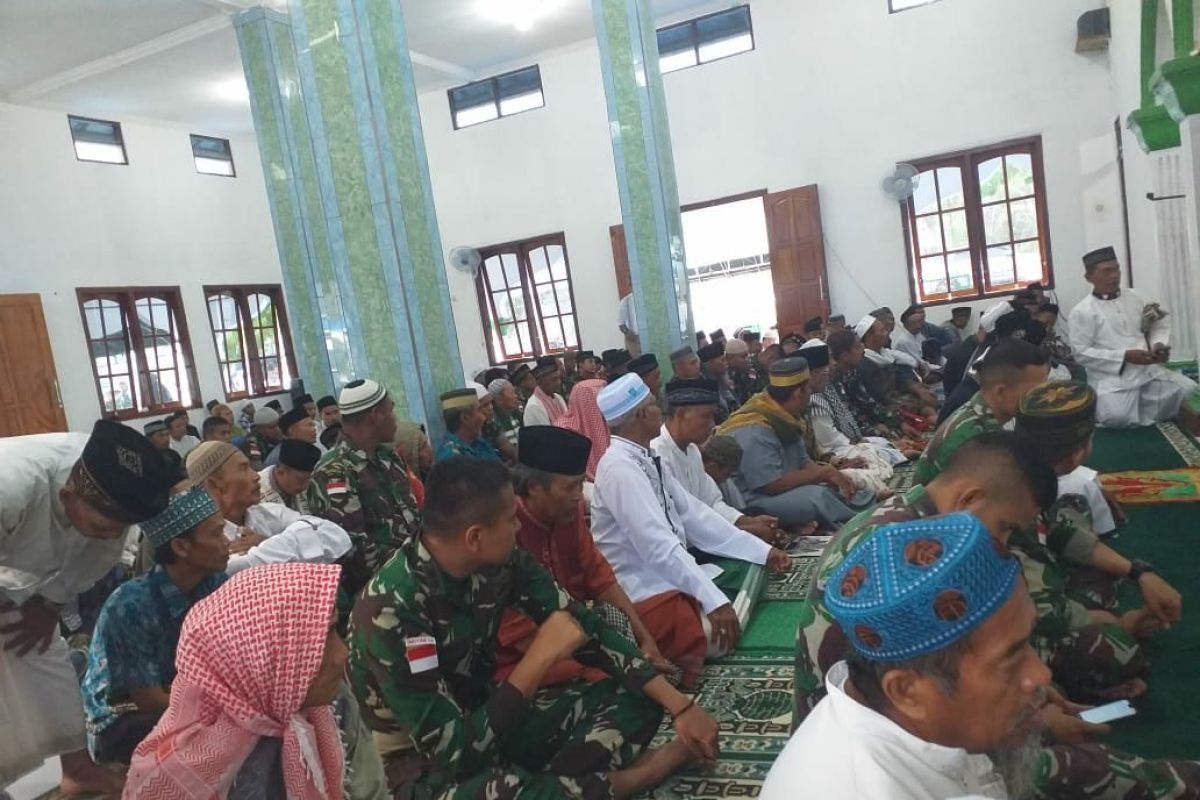 Yonif 126/KC berlebaran bersama warga perbatasan